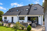 Rückansicht Haus im Sommer - Umfassend saniertes, hochwertiges Einfamilienhaus mit Erdwärme und großem Garten bei Rostock