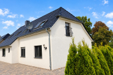 Immobilie Seitenansicht im Sommer - Umfassend saniertes, hochwertiges Einfamilienhaus mit Erdwärme und großem Garten bei Rostock