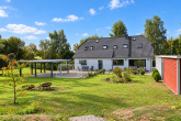 Rückansicht Haus im Sommer - Umfassend saniertes, hochwertiges Einfamilienhaus mit Erdwärme und großem Garten bei Rostock