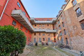 Wohnfassade mit Fahrrädern und Grün - Top-Lage! Wunderschöne Maisonette-Wohnung in der nördlichen Altstadt von Rostock.