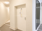 Flur mit Personenaufzug - Charmante 1-Zimmer-Wohnung mit Balkon und Tiefgaragenstellplatz nahe Kudamm (renovierungsbedürftig)