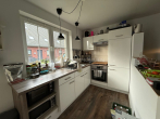 offene Küche - 2 Zimmer Wohnung mit EBK, Terrasse & Grundstück