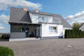 01_Godow_Hausansicht_Hof_ipn-173_Online - Landglück bei Rostock: Familienhaus mit Einliegerwohnung, Pool und Partyraum