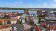 10_Grubenstrasse-44_Lageblick-Stadthafen_KI-Sonne - Über den Dächern der Altstadt: 220 m² Büro in Rostocks Zentrum