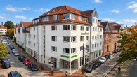 01_Grubenstrasse-44_Gebaeudeansicht_KI-Sonne - Über den Dächern der Altstadt: 220 m² Büro in Rostocks Zentrum