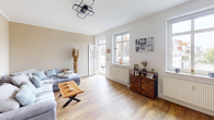 Helles Wohnzimmer - Warnemünde genießen: 3-Zimmerwohnung mit Südbalkon und Kirchenblick