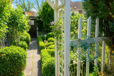 Gartenbereich - Wasserblick? Ja! Kapitänshaus am Strom mit 2 Ferienwohnungen & Carport – absolute Rarität in Toplage