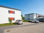 Parkflächen und Gebäudekomplex - KI-generiert - Moderne Wohnung in ruhiger, gefragter Lage