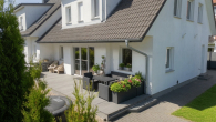 Außenansicht mit Terrassenbereich - Tolle Lage und gehobene Ausstattung: Doppelhaushälfte in Elmenhorst