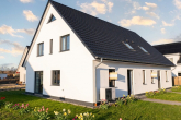 Haus Seitenansicht Außen - Grillsaison auf der eigenen Terrasse starten: Neubau-Doppelhaushälfte in begehrter Lage