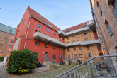 Hofansicht mit Fahrrädern bei Tageslicht - Top-Lage! Wunderschöne Maisonette-Wohnung in der nördlichen Altstadt von Rostock.
