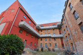 Natürlich belichteter Innenhof mit Balkonen (1) - Top-Lage! Wunderschöne Maisonette-Wohnung in der nördlichen Altstadt von Rostock.