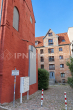 Historische Straßenfassade mit Fahrrädern - Top-Lage! Wunderschöne Maisonette-Wohnung in der nördlichen Altstadt von Rostock.