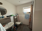 Badezimmer EG - Modernes Reihenendhaus – 3 Zimmer, Einbauküche, 2 Bäder, Parkplatz, Terrasse