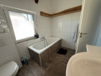 Badezimmer OG - Modernes Reihenendhaus – 3 Zimmer, Einbauküche, 2 Bäder, Parkplatz, Terrasse