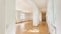 Wohn- und Esszimmer, Küche - Repräsentativer Altbau im Regierungsviertel – Stilvolle 4 Zimmer mit historischem Flair