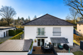 Hausrückansicht mit Terrasse - Luxuriöse Doppelhaushälfte in zentraler Lage von Marzahn mit Garage, Wärmepumpe und Klimaanlage