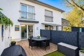 Hausrückansicht mit Terrasse - Luxuriöse Doppelhaushälfte in zentraler Lage von Marzahn mit Garage, Wärmepumpe und Klimaanlage