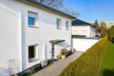 Hausseitenansicht mit Garage - Luxuriöse Doppelhaushälfte in zentraler Lage von Marzahn mit Garage, Wärmepumpe und Klimaanlage