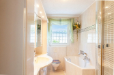 Badezimmer mit Dusche und Badewanne - Charmantes Einfamilienhaus mit großem Garten und Potenzial in Zeuthen