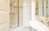 Badezimmer mit Dusche und Badewanne - Charmantes Einfamilienhaus mit großem Garten und Potenzial in Zeuthen