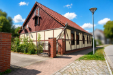 Hausansicht - Charmantes Einfamilienhaus mit Carport und Wintergarten mit viel Potenzial in Halbe