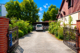 Einfahrt mit elektr. Tor - Charmantes Einfamilienhaus mit Carport und Wintergarten mit viel Potenzial in Halbe
