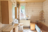Badezimmer - Charmantes Einfamilienhaus mit Carport und Wintergarten mit viel Potenzial in Halbe