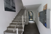 Treppe, Hofzugang - Helle Etagenwohnung mit EBK, Tageslicht-Duschbad und Balkon in der östlichen Altstadt