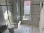 Tageslichtbad mit Dusche - Helle Etagenwohnung mit EBK, Tageslicht-Duschbad und Balkon in der östlichen Altstadt