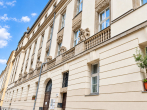 Hausansicht - Repräsentativer Altbau im Regierungsviertel – Stilvolle 4 Zimmer mit historischem Flair
