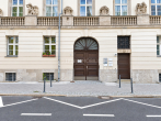 Hausansicht - Repräsentativer Altbau im Regierungsviertel – Stilvolle 4 Zimmer mit historischem Flair