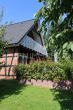 Hausansicht Rückseite mit Terrasse & Balkon - Familien willkommen! Fachwerkhaus mit Garage auf Sonnengrundstück sucht neue glückliche Eigentümer