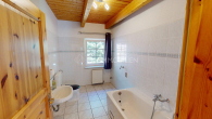 Badezimmer mit Badewanne EG - Familien willkommen! Fachwerkhaus mit Garage auf Sonnengrundstück sucht neue glückliche Eigentümer