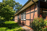 Seitenansicht 1 - Familien willkommen! Fachwerkhaus mit Garage auf Sonnengrundstück sucht neue glückliche Eigentümer